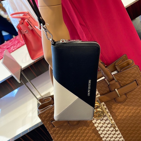 MICHAEL KORS LARGE TRAVEL CONTINENTAL WRISTLET WALLET PHONEHOLDER Black Multi - Picture 10 of 16